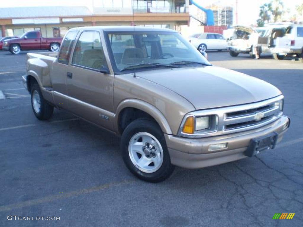 1997 S10 LS Extended Cab - Light Autumnwood Metallic / Beige photo #4