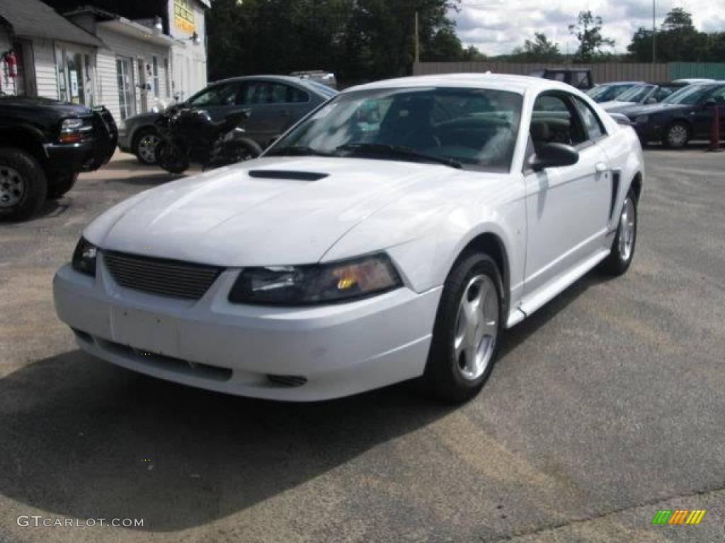 2001 Mustang V6 Coupe - Oxford White / Medium Graphite photo #2