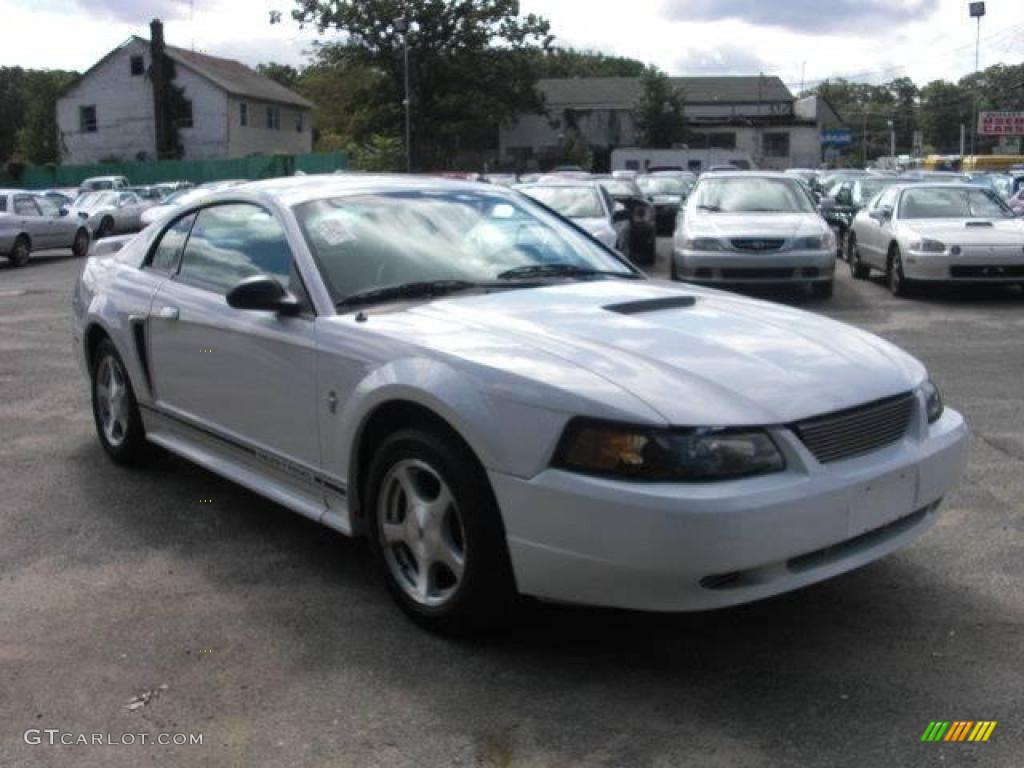 2001 Mustang V6 Coupe - Oxford White / Medium Graphite photo #3