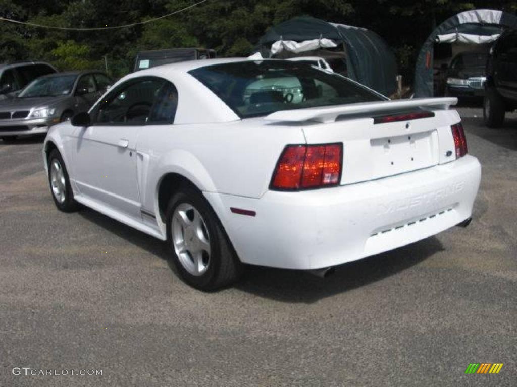 2001 Mustang V6 Coupe - Oxford White / Medium Graphite photo #7