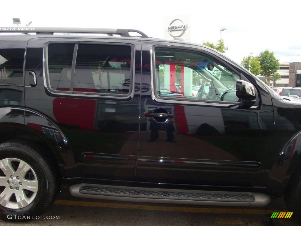 2006 Pathfinder SE 4x4 - Super Black / Graphite photo #21