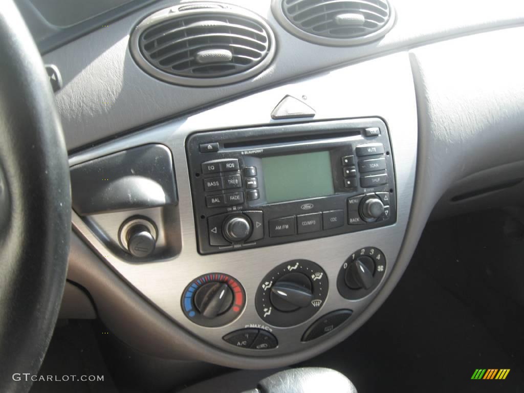 2003 Focus ZX5 Hatchback - Cloud 9 White / Medium Graphite photo #7