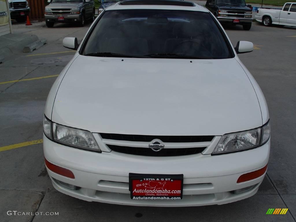 1999 Maxima SE - Icelandic Pearl / Charcoal Black photo #24