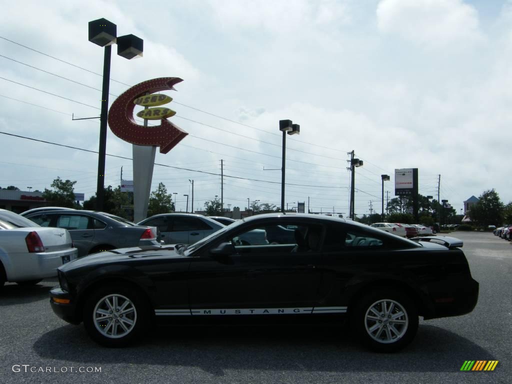 2006 Mustang V6 Premium Coupe - Black / Light Graphite photo #2