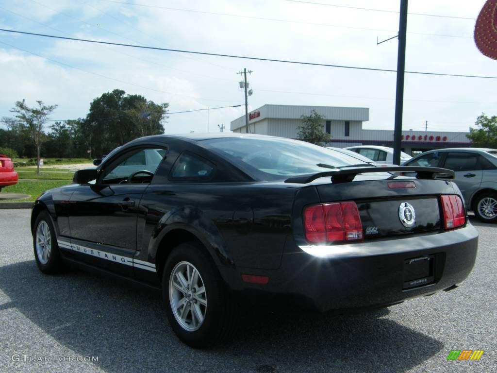 2006 Mustang V6 Premium Coupe - Black / Light Graphite photo #3