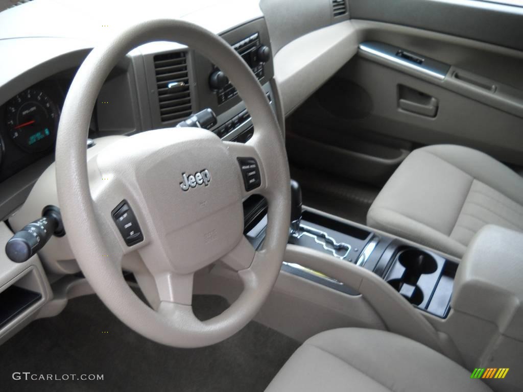 2006 Grand Cherokee Laredo 4x4 - Light Khaki Metallic / Khaki photo #7