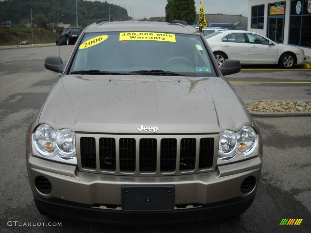 2006 Grand Cherokee Laredo 4x4 - Light Khaki Metallic / Khaki photo #18