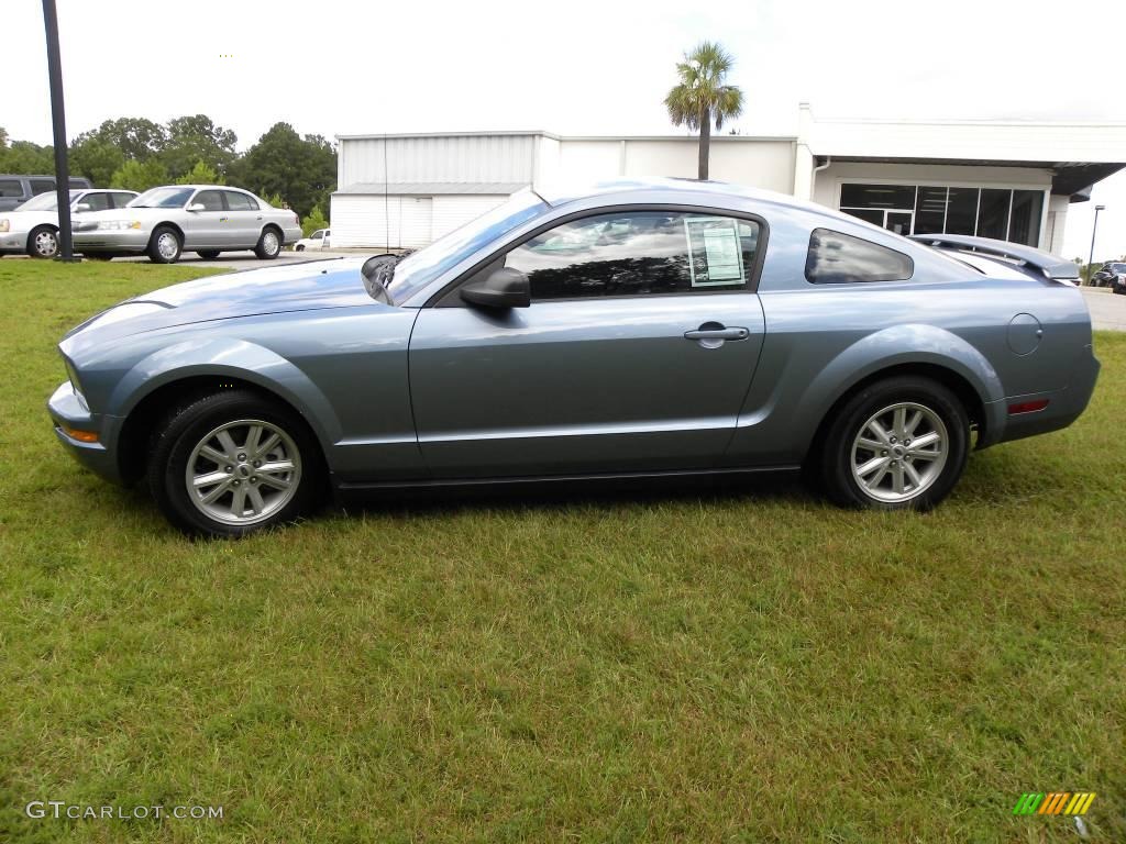 2005 Mustang V6 Deluxe Coupe - Windveil Blue Metallic / Dark Charcoal photo #2