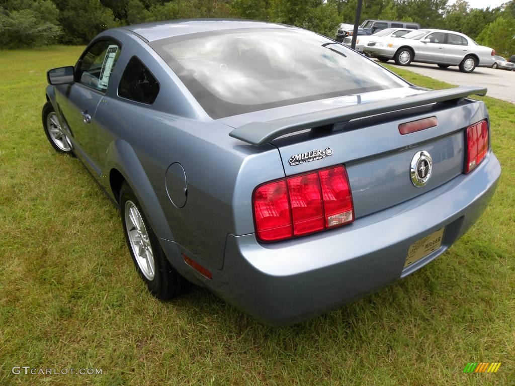 2005 Mustang V6 Deluxe Coupe - Windveil Blue Metallic / Dark Charcoal photo #12