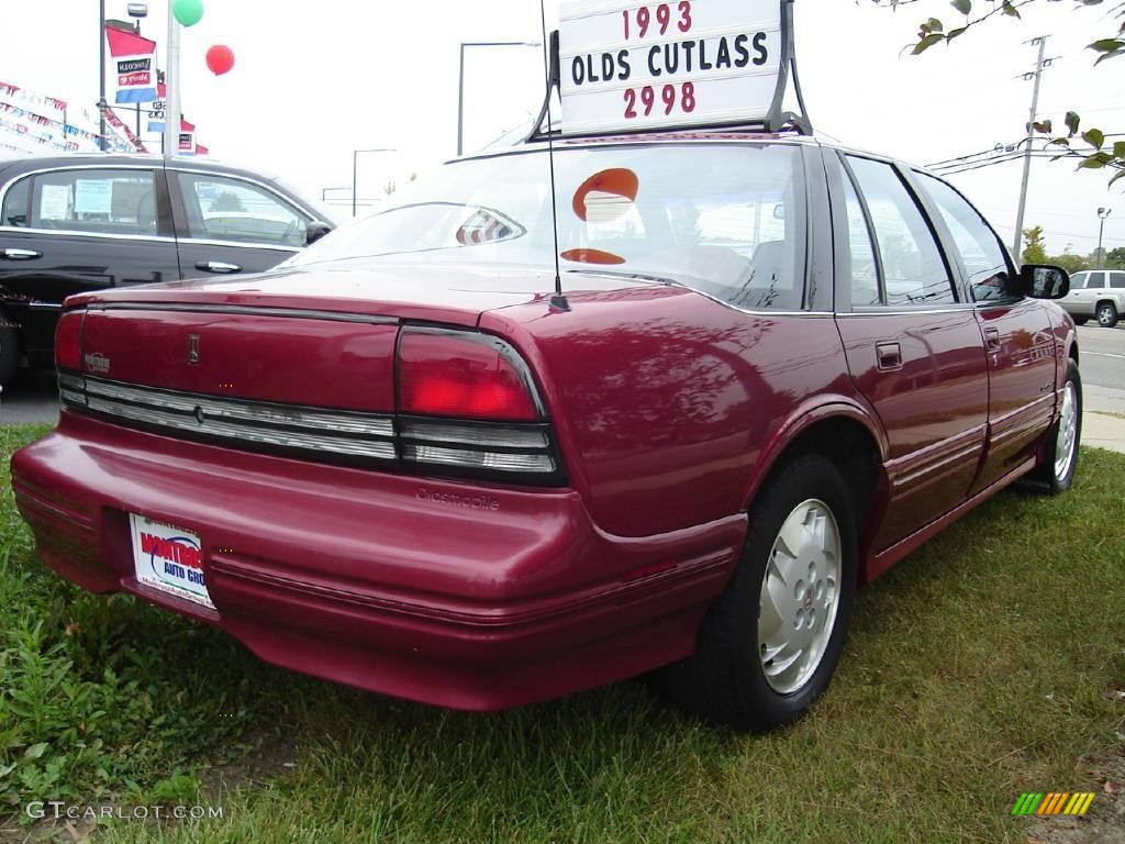 1993 Cutlass Supreme Sedan - Medium Garnet Red Metallic / Gray photo #5