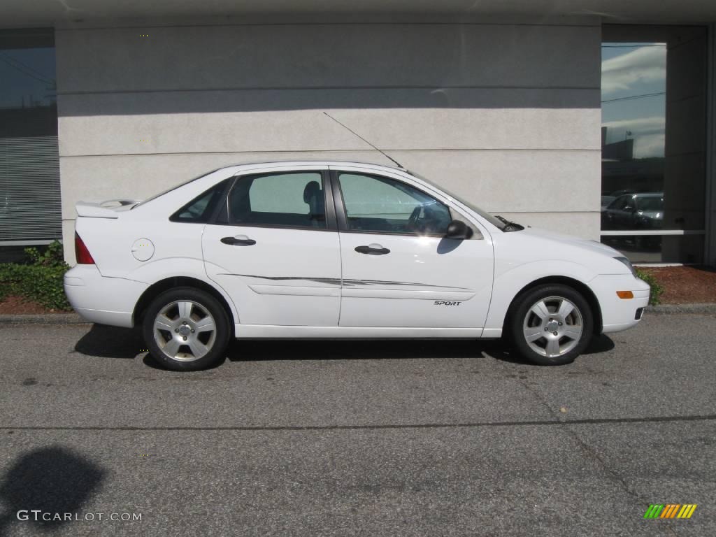2005 Focus ZX4 SE Sedan - Cloud 9 White / Dark Flint/Light Flint photo #2