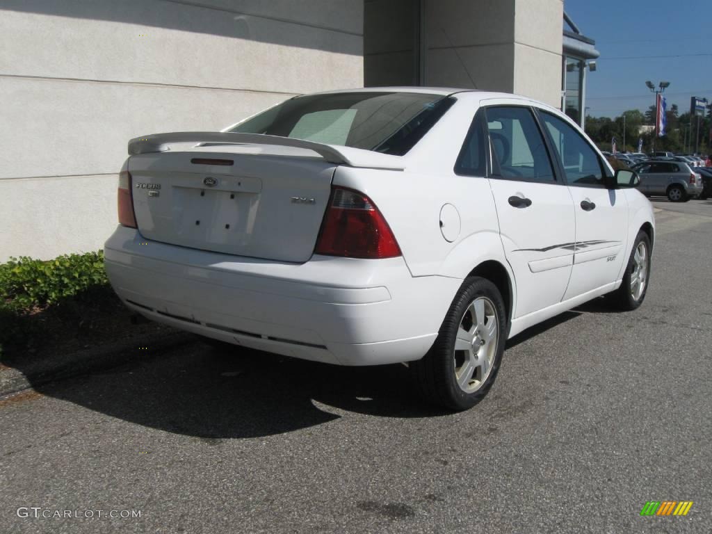 2005 Focus ZX4 SE Sedan - Cloud 9 White / Dark Flint/Light Flint photo #3