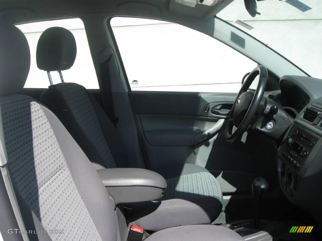 2005 Focus ZX4 SE Sedan - Cloud 9 White / Dark Flint/Light Flint photo #5