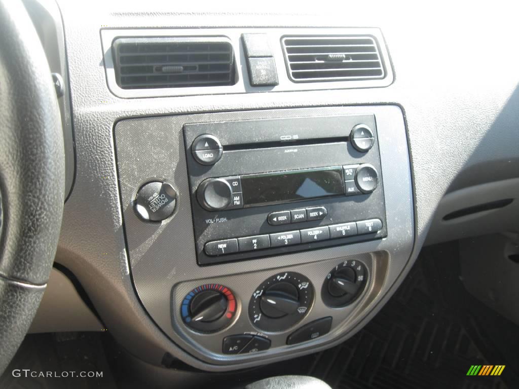2005 Focus ZX4 SE Sedan - Cloud 9 White / Dark Flint/Light Flint photo #6