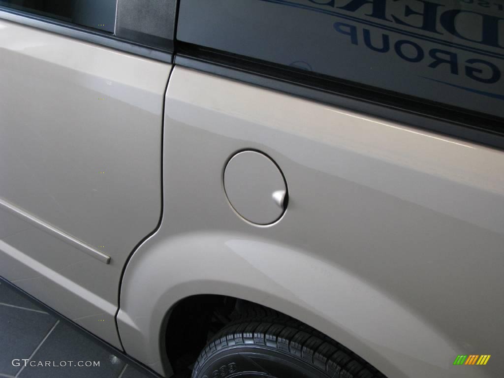 2009 Grand Caravan SE - Light Sandstone Metallic / Dark Slate Gray/Light Shale photo #18