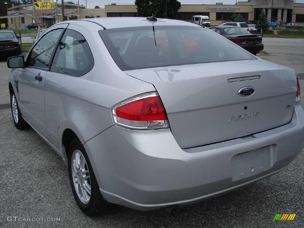 2008 Focus SE Coupe - Silver Frost Metallic / Charcoal Black photo #9