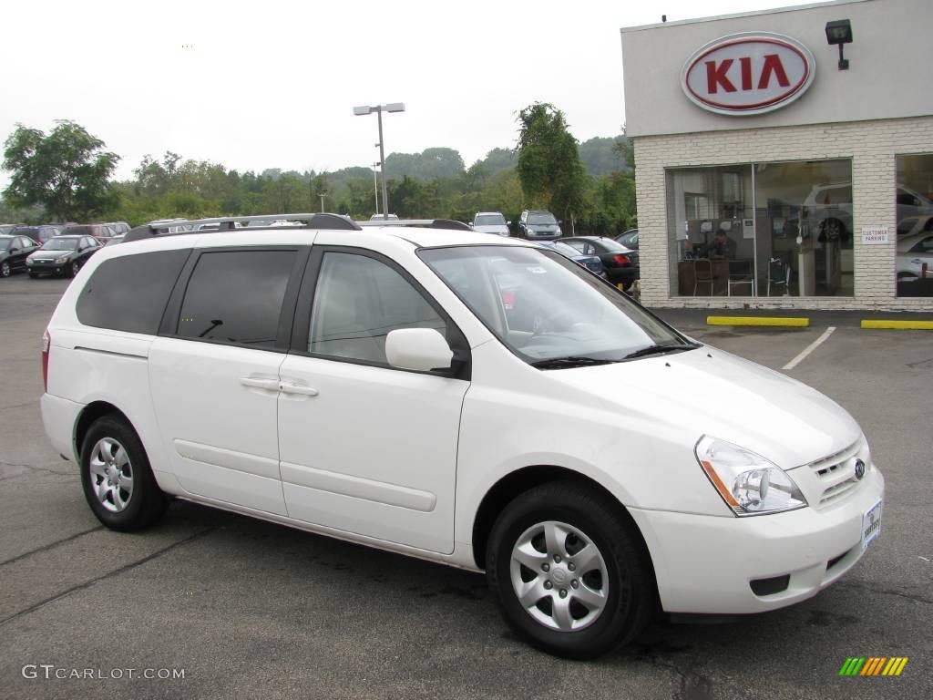 White Kia Sedona