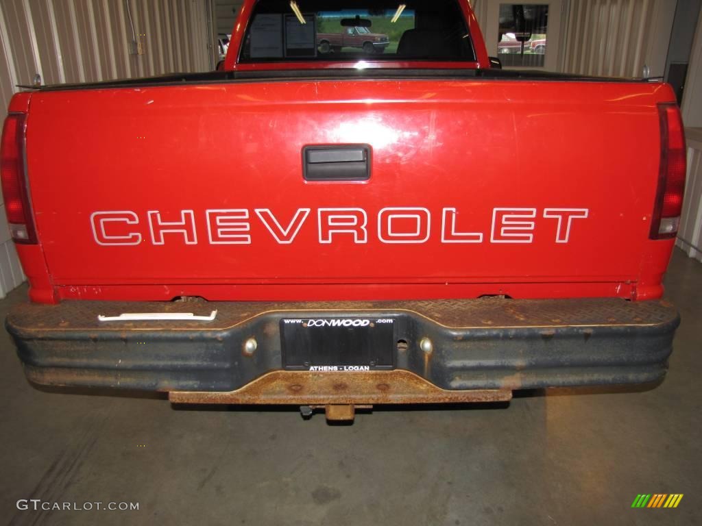 1997 C/K 2500 K2500 Cheyenne Regular Cab 4x4 - Victory Red / Gray photo #4