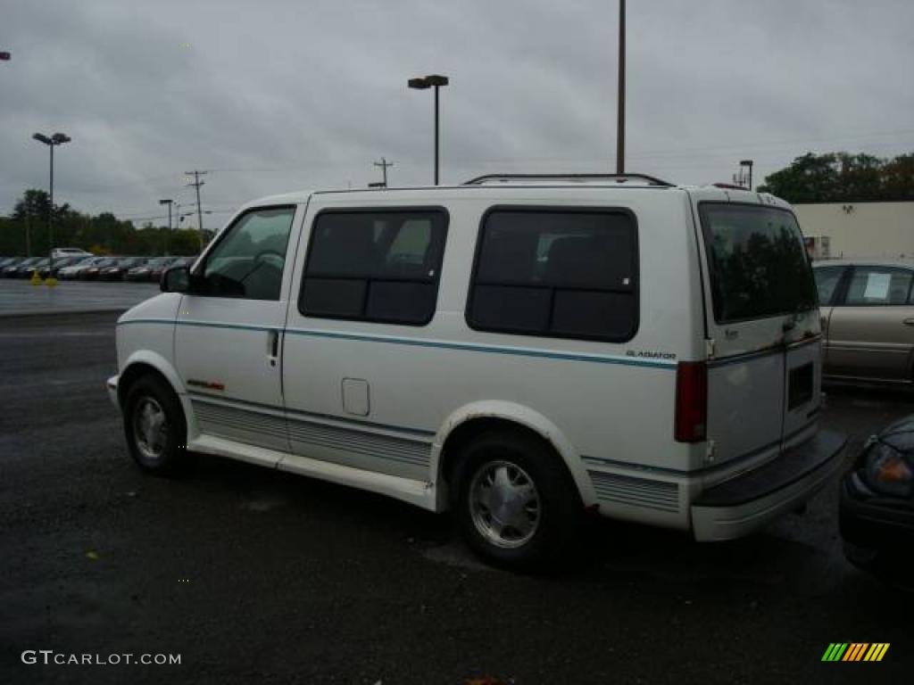 1996 Astro LS Passenger Van - Ghost White / Blue photo #3