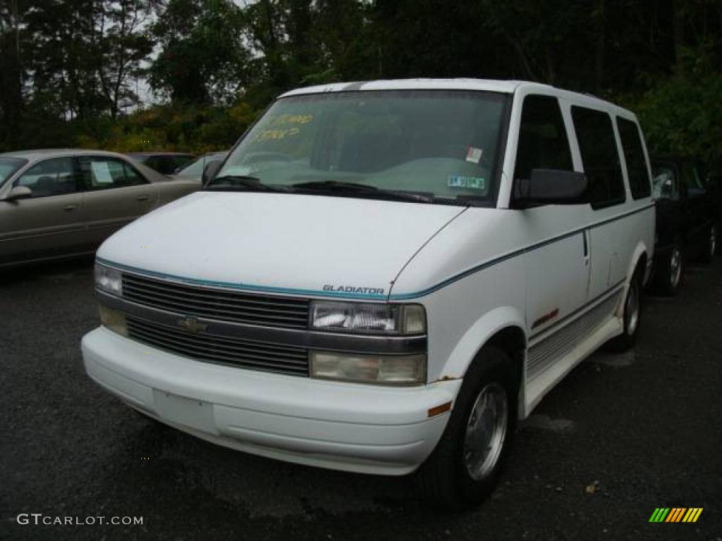 1996 Astro LS Passenger Van - Ghost White / Blue photo #4
