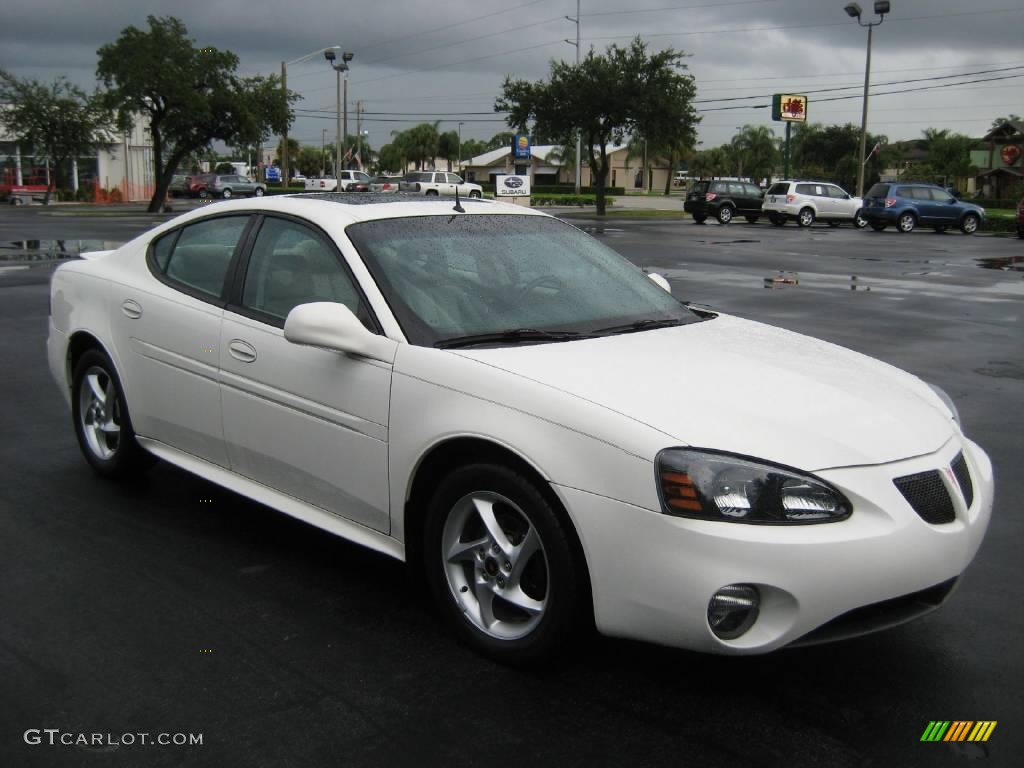 2004 Grand Prix GTP Sedan - Summit White / Dark Taupe photo #9