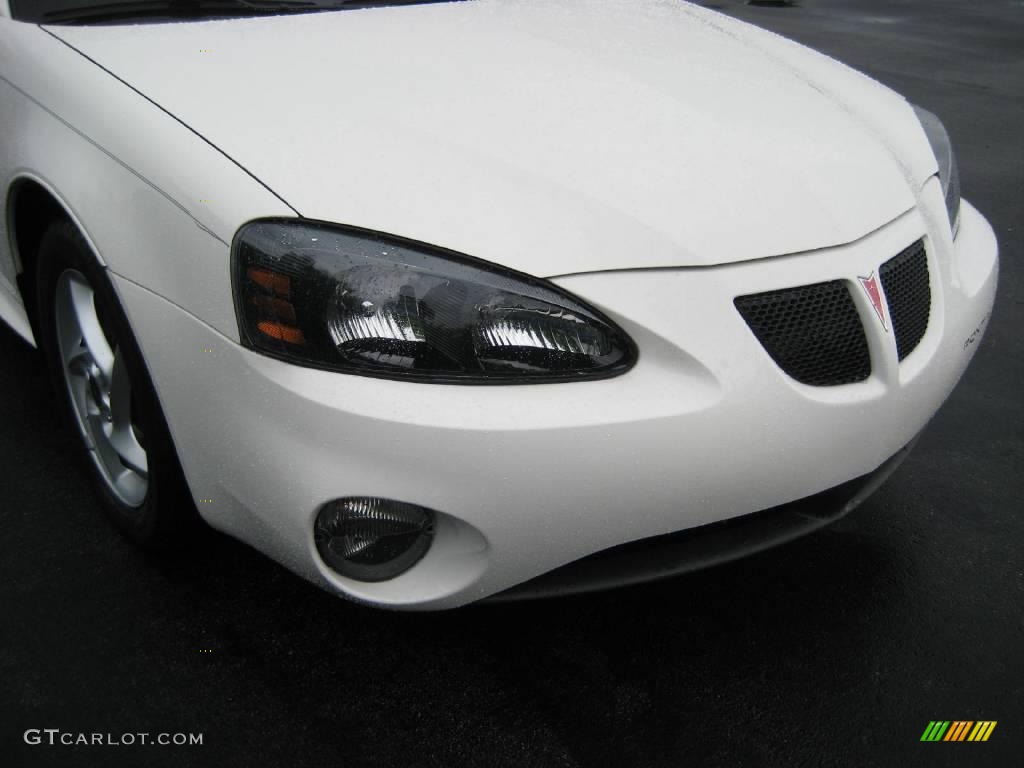 2004 Grand Prix GTP Sedan - Summit White / Dark Taupe photo #10