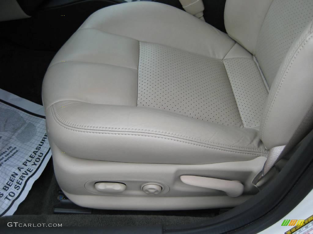 2004 Grand Prix GTP Sedan - Summit White / Dark Taupe photo #19