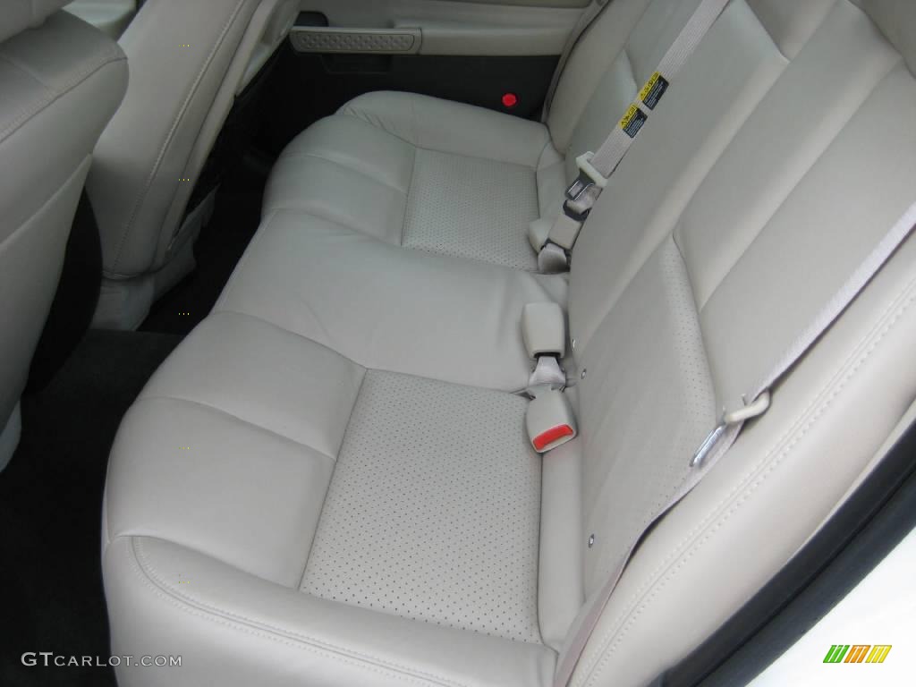 2004 Grand Prix GTP Sedan - Summit White / Dark Taupe photo #22