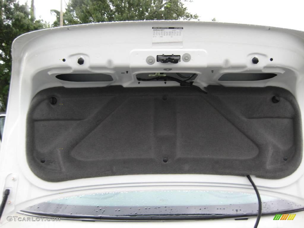2004 Grand Prix GTP Sedan - Summit White / Dark Taupe photo #24