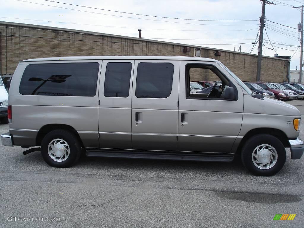 2002 E Series Van E150 Passenger Traveler - Light Parchment Gold Metallic / Medium Parchment photo #5
