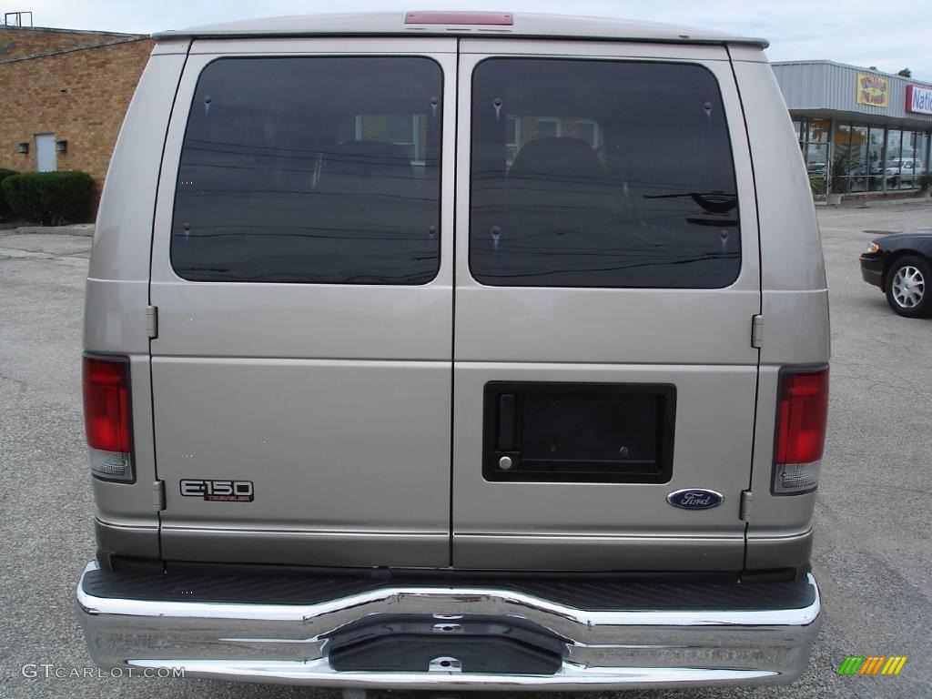2002 E Series Van E150 Passenger Traveler - Light Parchment Gold Metallic / Medium Parchment photo #7