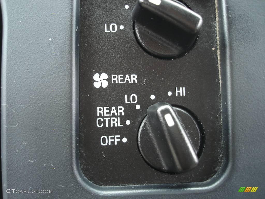 2002 E Series Van E150 Passenger Traveler - Light Parchment Gold Metallic / Medium Parchment photo #16