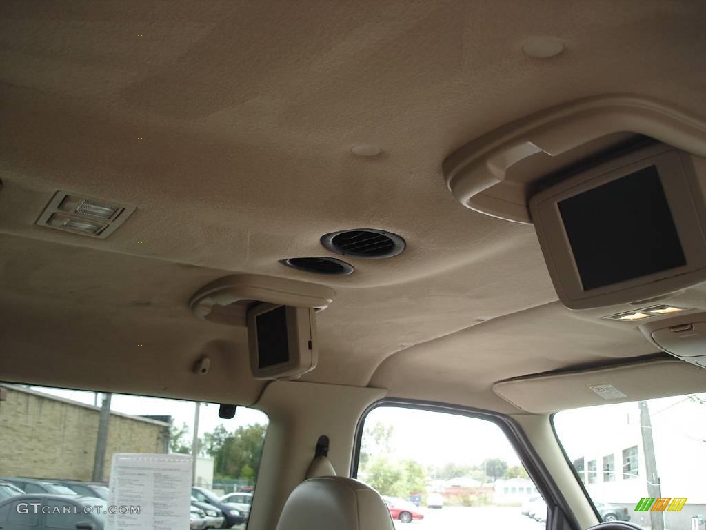 2002 E Series Van E150 Passenger Traveler - Light Parchment Gold Metallic / Medium Parchment photo #18