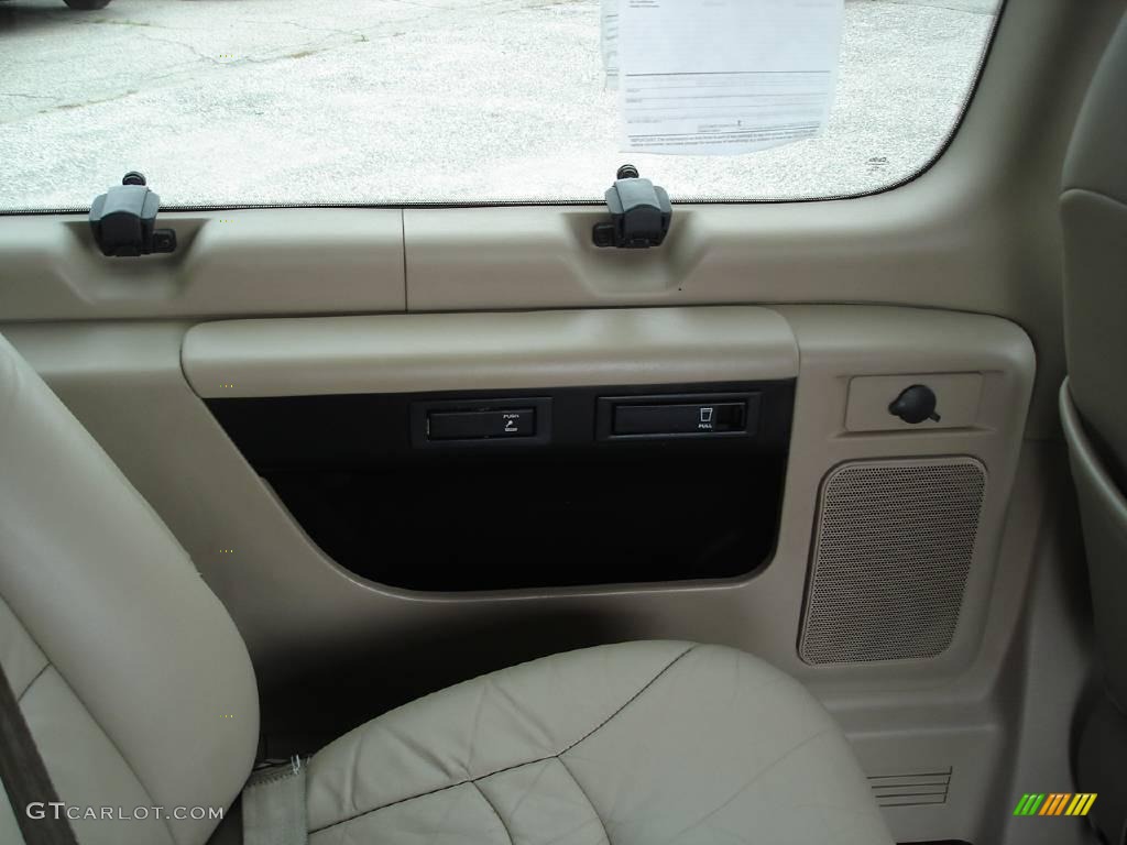 2002 E Series Van E150 Passenger Traveler - Light Parchment Gold Metallic / Medium Parchment photo #20