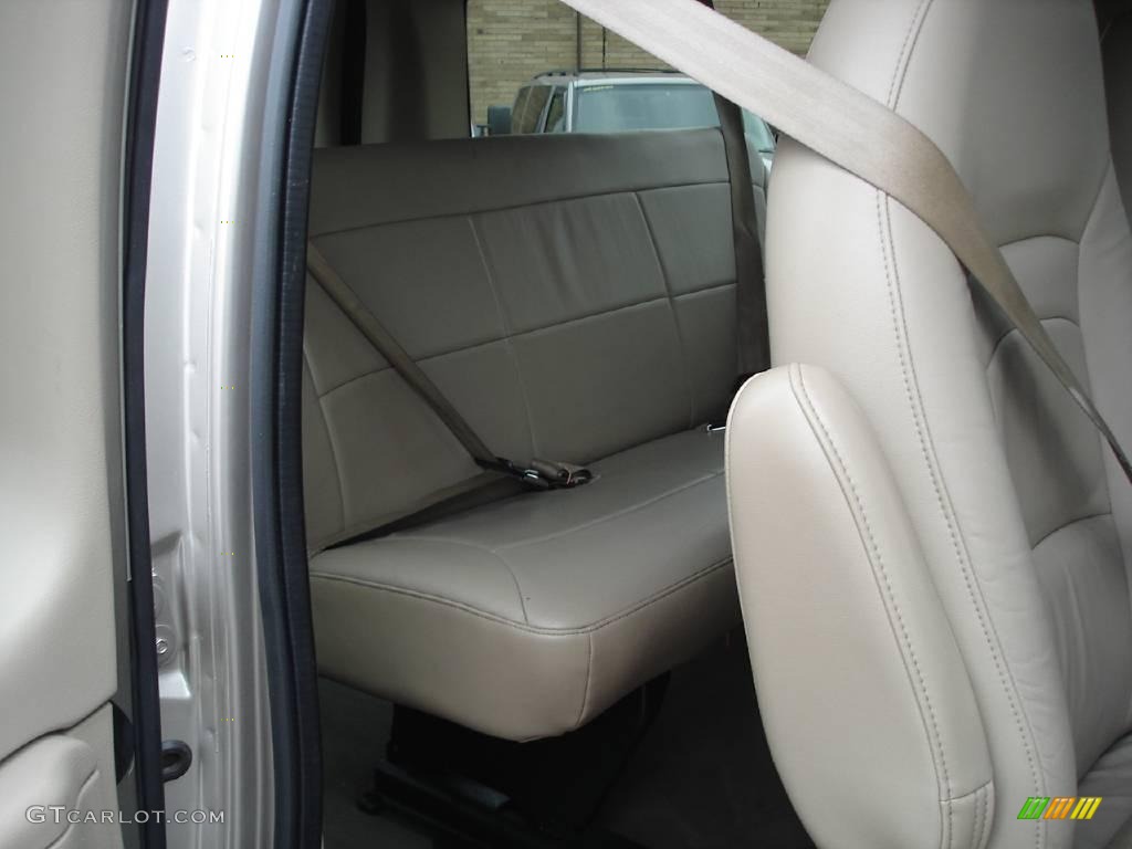 2002 E Series Van E150 Passenger Traveler - Light Parchment Gold Metallic / Medium Parchment photo #22