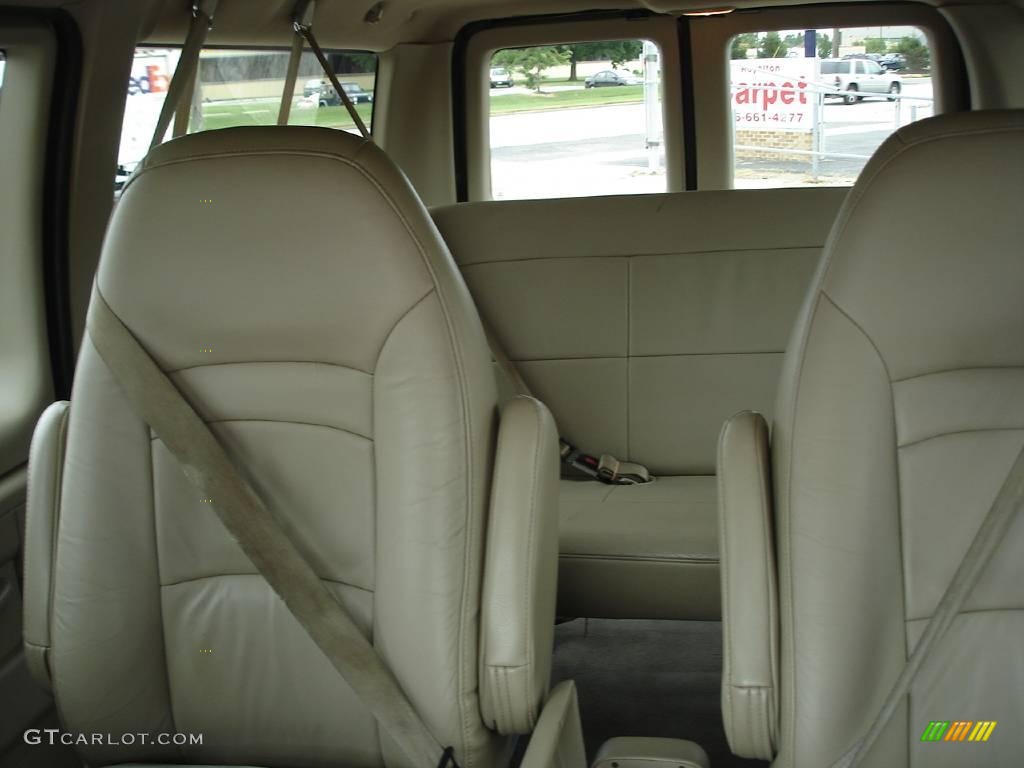 2002 E Series Van E150 Passenger Traveler - Light Parchment Gold Metallic / Medium Parchment photo #27