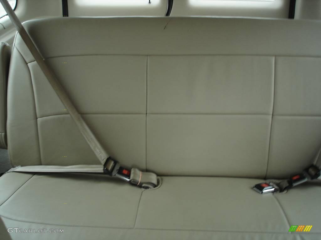 2002 E Series Van E150 Passenger Traveler - Light Parchment Gold Metallic / Medium Parchment photo #28