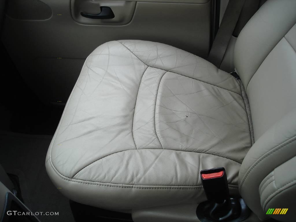 2002 E Series Van E150 Passenger Traveler - Light Parchment Gold Metallic / Medium Parchment photo #29