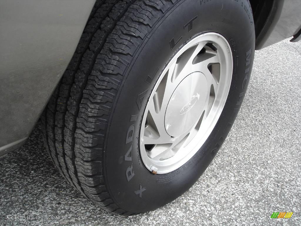 2002 E Series Van E150 Passenger Traveler - Light Parchment Gold Metallic / Medium Parchment photo #33