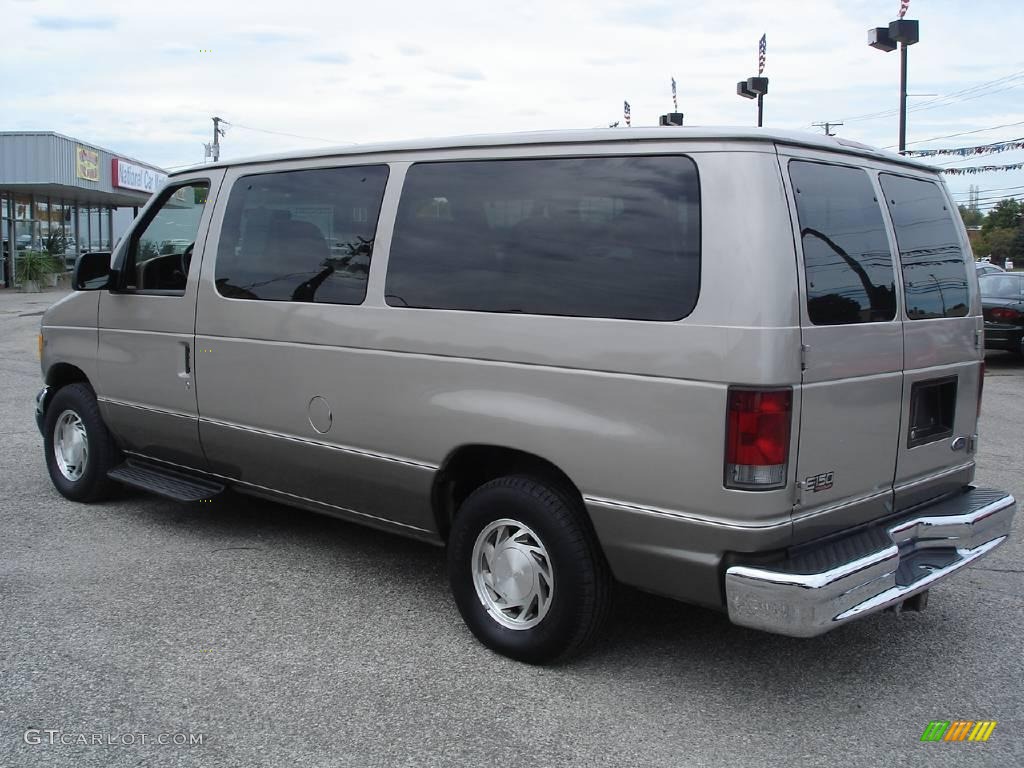 2002 E Series Van E150 Passenger Traveler - Light Parchment Gold Metallic / Medium Parchment photo #41