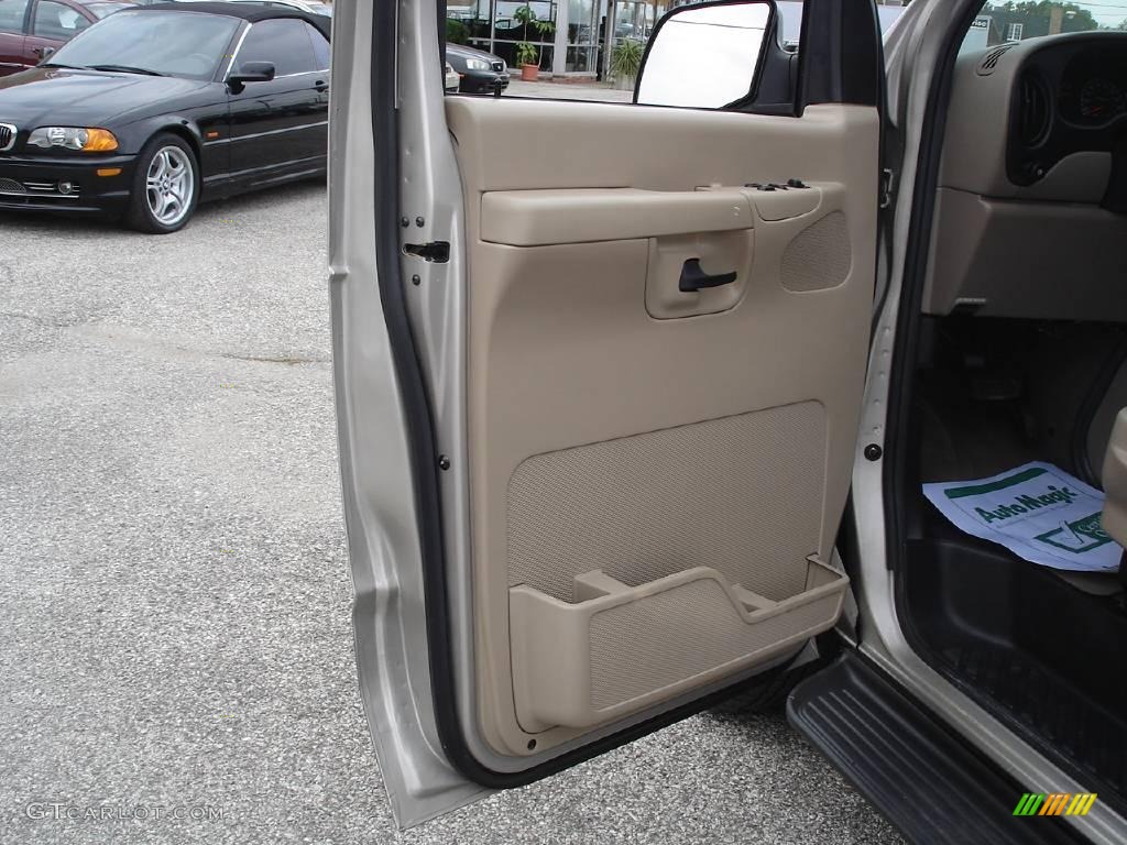2002 E Series Van E150 Passenger Traveler - Light Parchment Gold Metallic / Medium Parchment photo #45