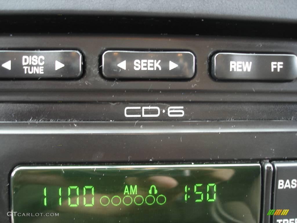 2002 E Series Van E150 Passenger Traveler - Light Parchment Gold Metallic / Medium Parchment photo #48