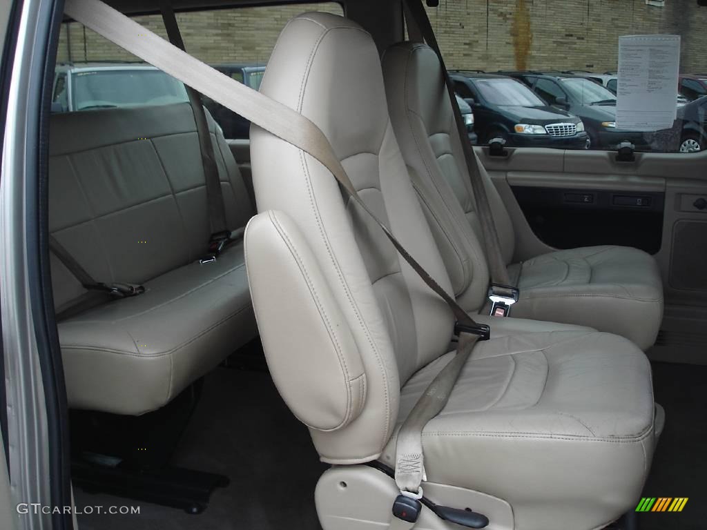 2002 E Series Van E150 Passenger Traveler - Light Parchment Gold Metallic / Medium Parchment photo #50