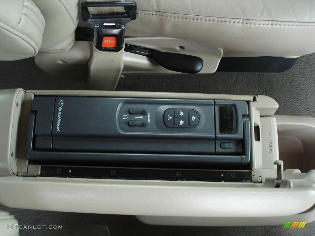 2002 E Series Van E150 Passenger Traveler - Light Parchment Gold Metallic / Medium Parchment photo #52