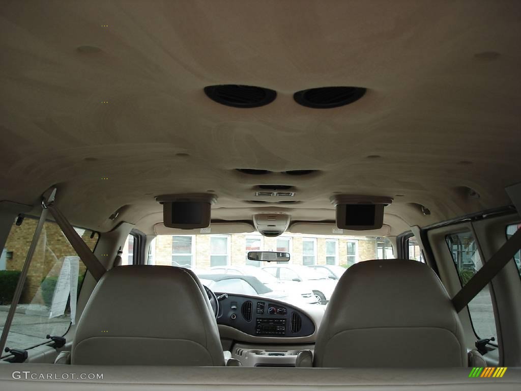 2002 E Series Van E150 Passenger Traveler - Light Parchment Gold Metallic / Medium Parchment photo #56
