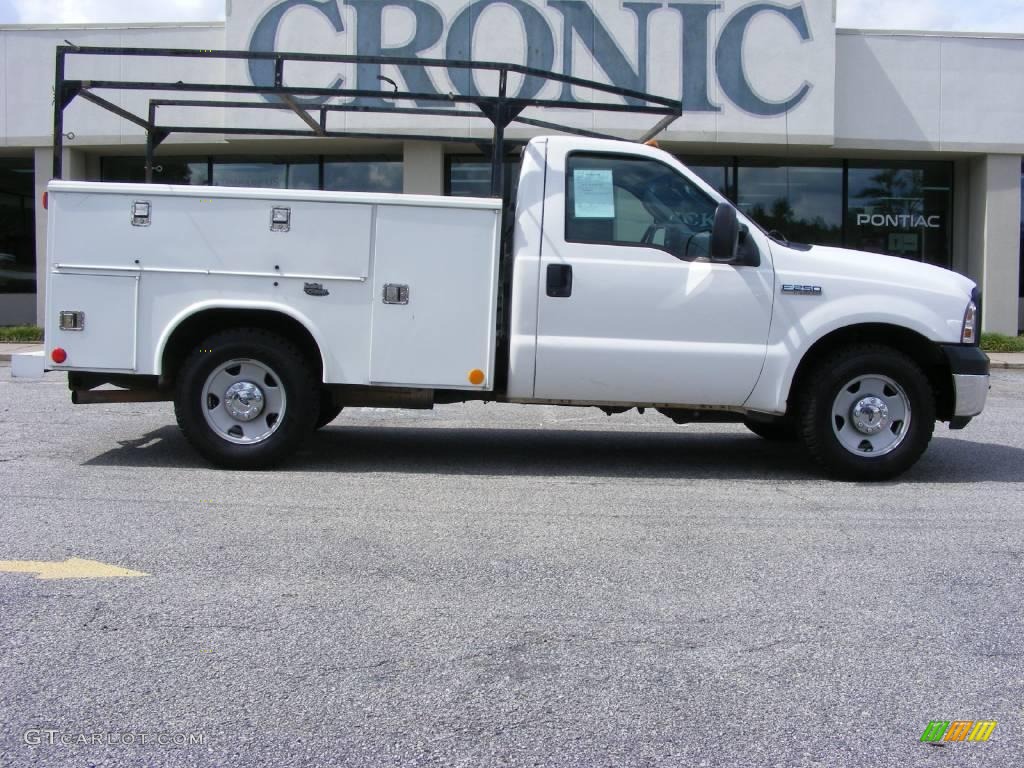 2006 F250 Super Duty XL Regular Cab Chassis Utility - Oxford White / Medium Flint photo #1