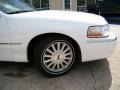 2004 Vibrant White Lincoln Town Car Ultimate  photo #20