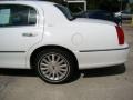 2004 Vibrant White Lincoln Town Car Ultimate  photo #22