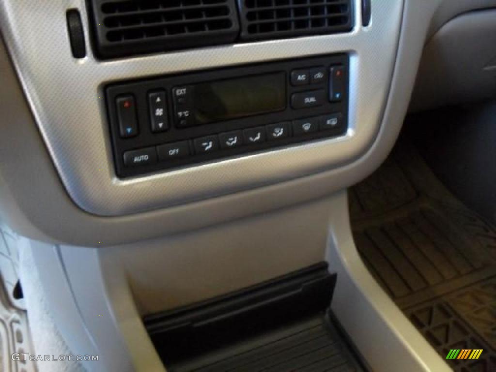 2005 Mountaineer V8 Premier AWD - Ivory Parchment Tri-Coat / Medium Dark Parchment photo #28
