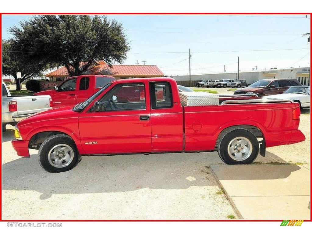 1997 S10 LS Extended Cab - Standard Red / Beige photo #2